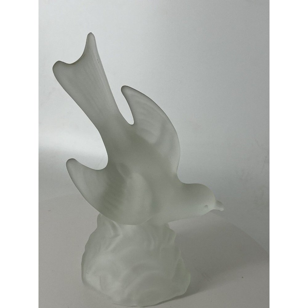 L. E. Smith Frosted Satin Glass Bird/Thrush in Flight Figurine 8 3/4 inches tall